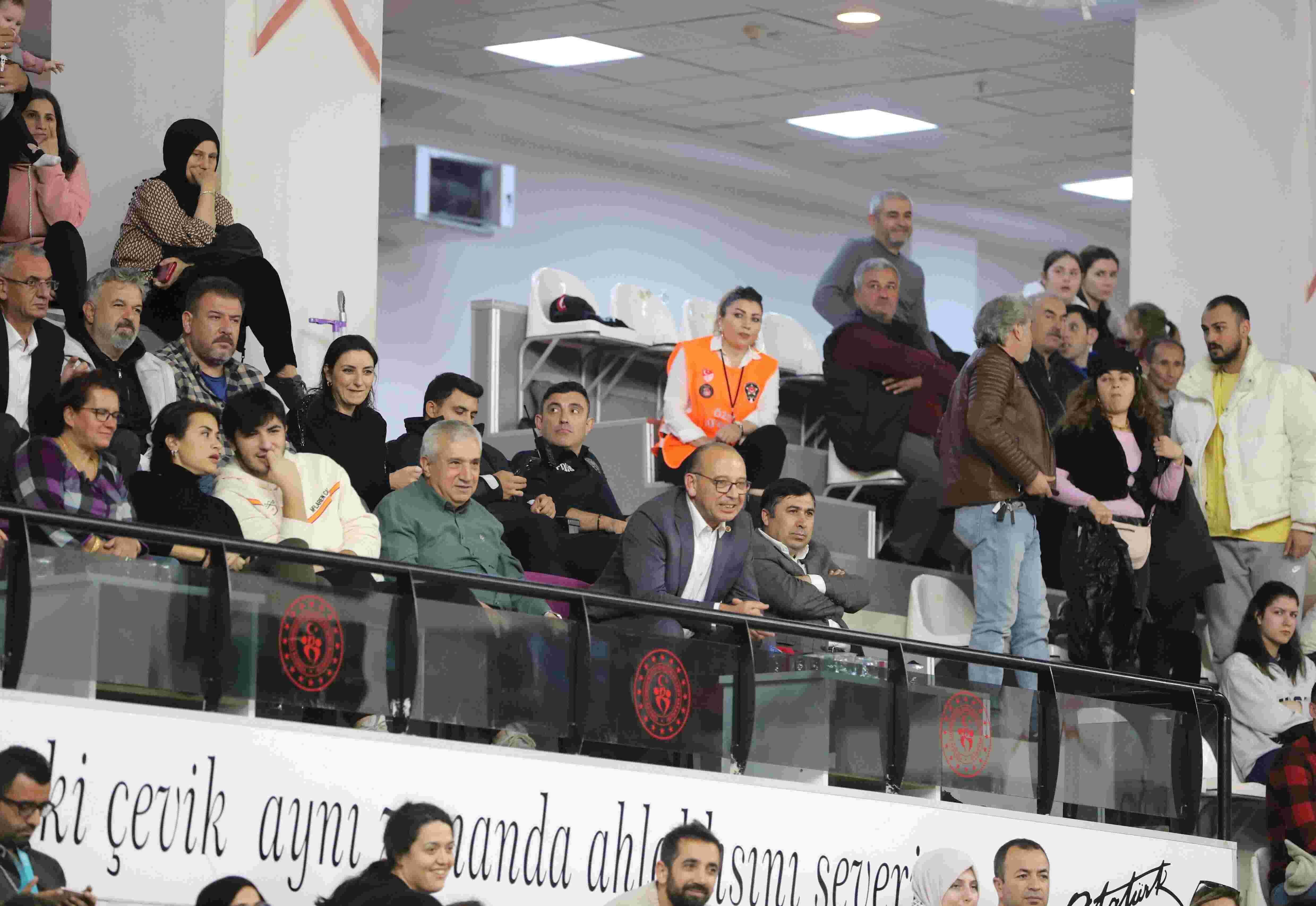 Tek kadın basketbol takımına destek