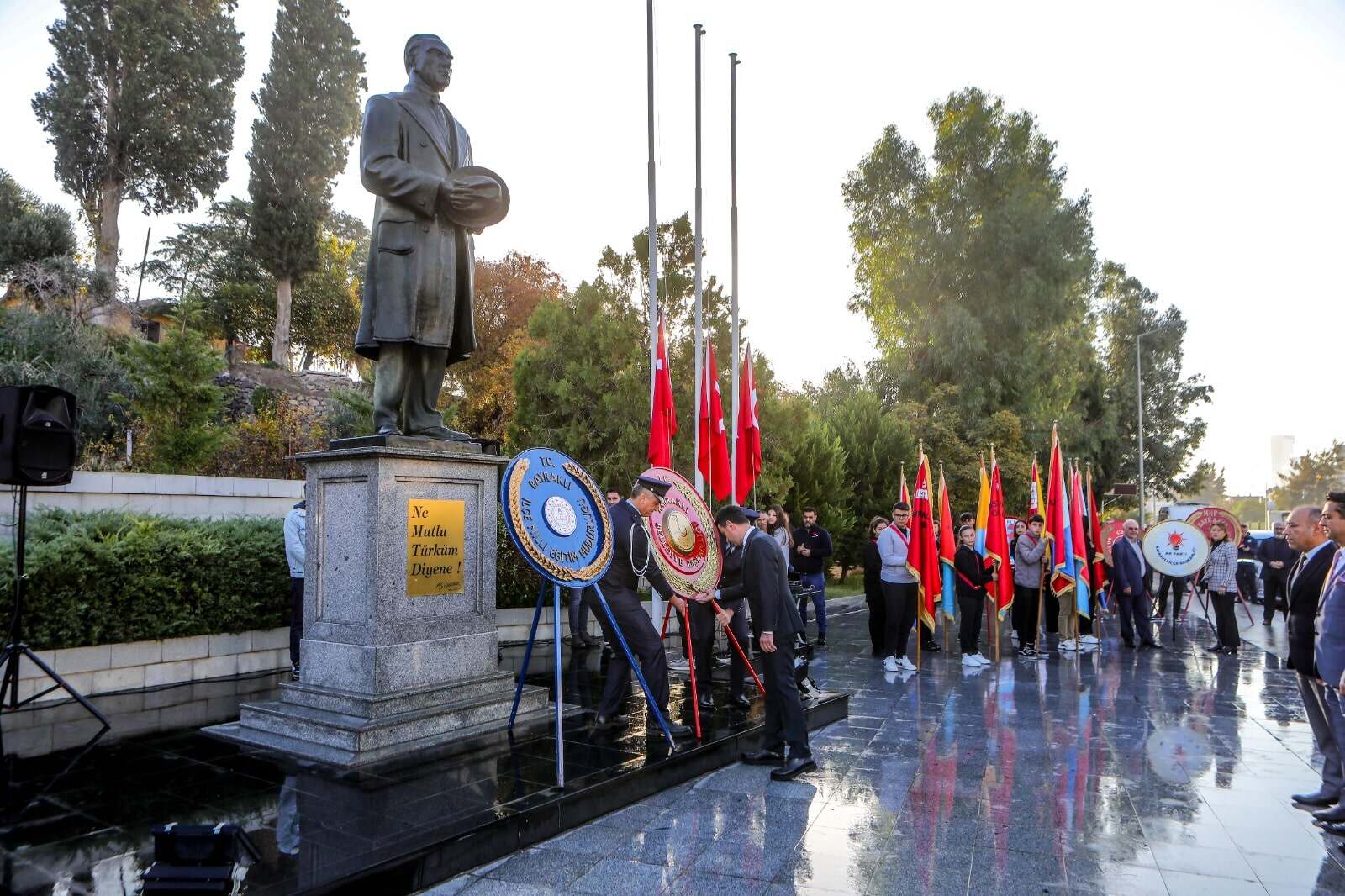 Toplumun temel yapı taşlarından biri olduğuna inanıyoruz