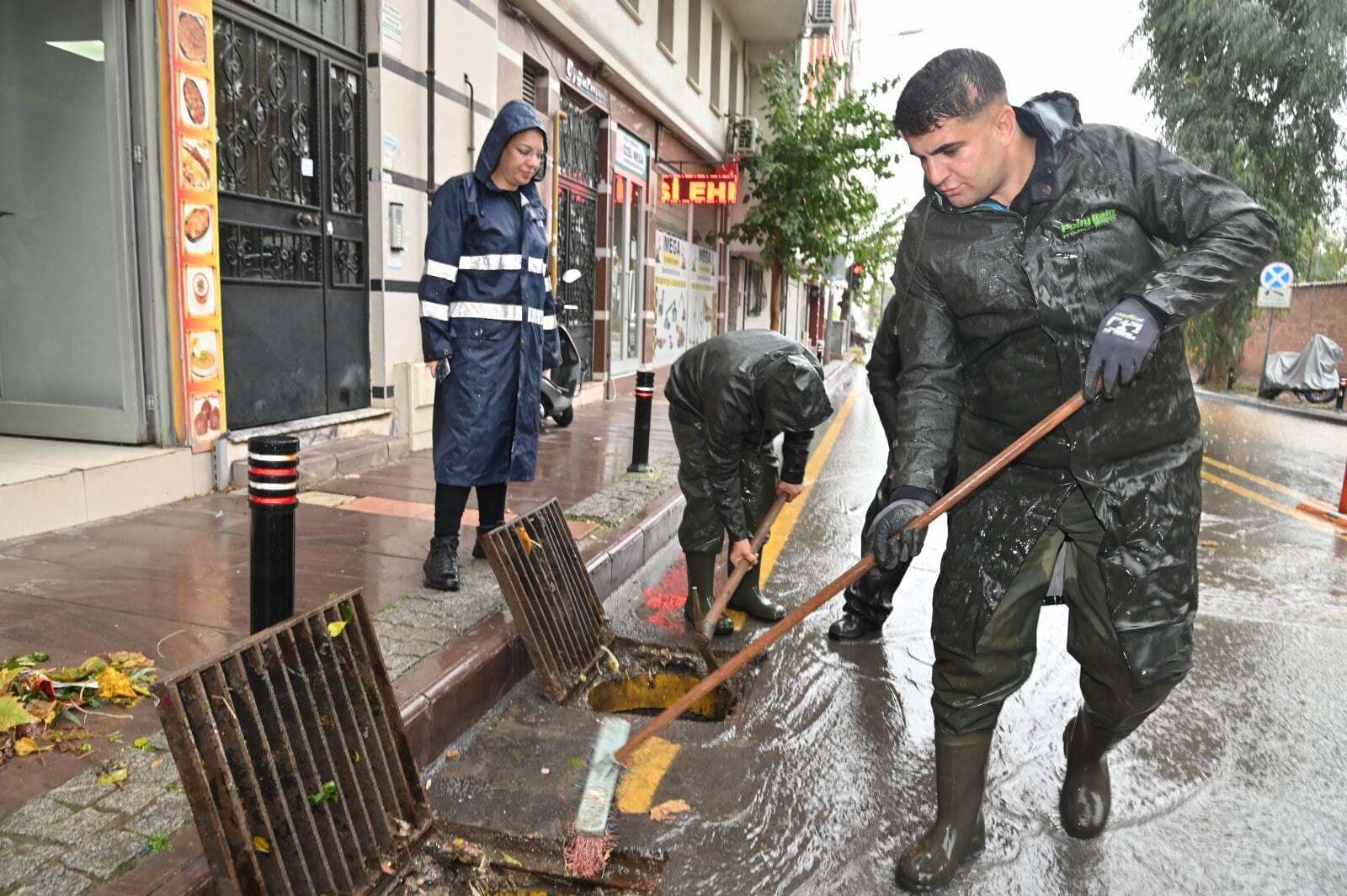 Izgaralara dolanan yapraklar temizlendi