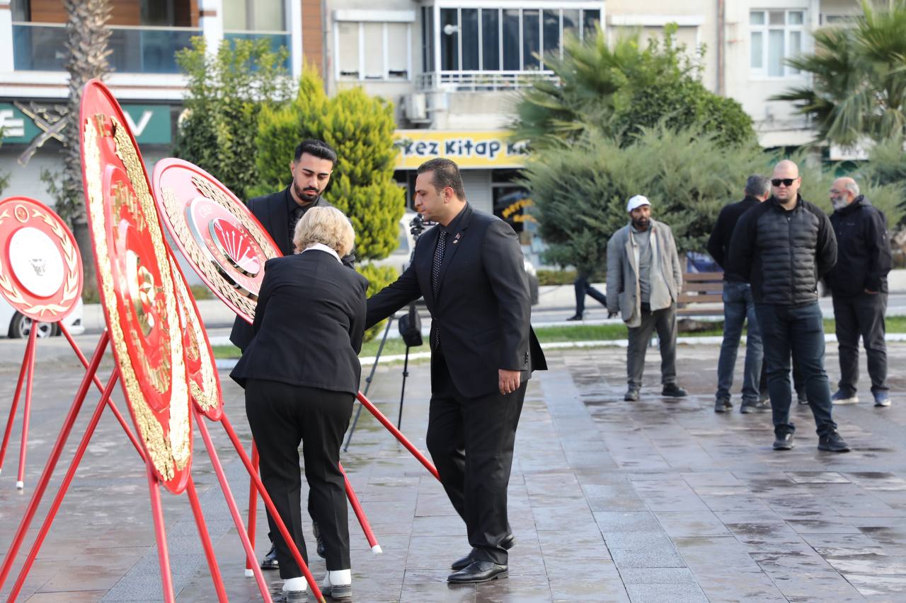 Chp Çelenk Sunma (4)