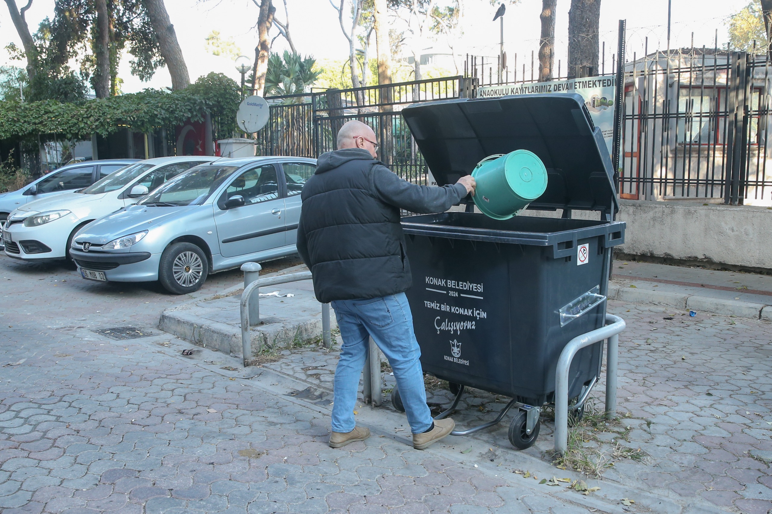 Belediye eski konteynerlere yeniden can veriyor