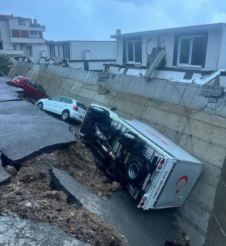 İstinat Duvarları Yıkıldı, Araçlar Zarar Gördü