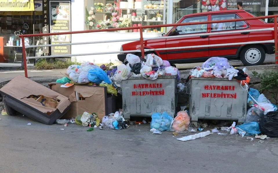 Izmir Bayraklida Sokaklarda Cop Yiginlari Olustu2