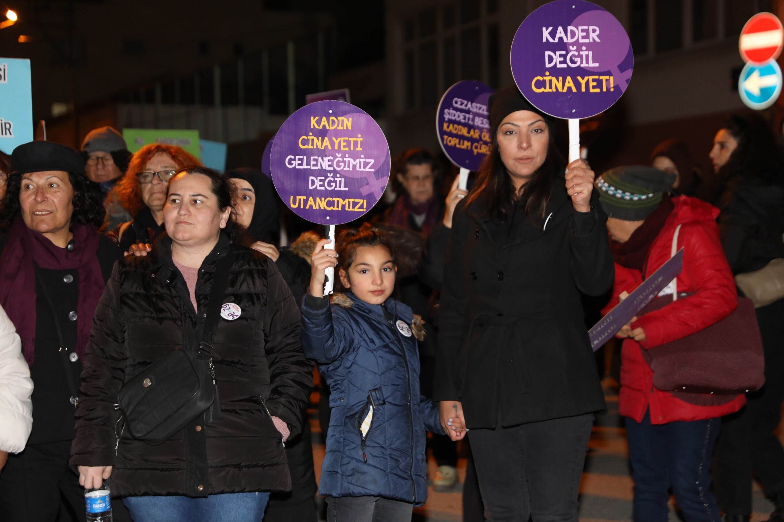 Sloganlar eşliğinde kortej yürüyüşü