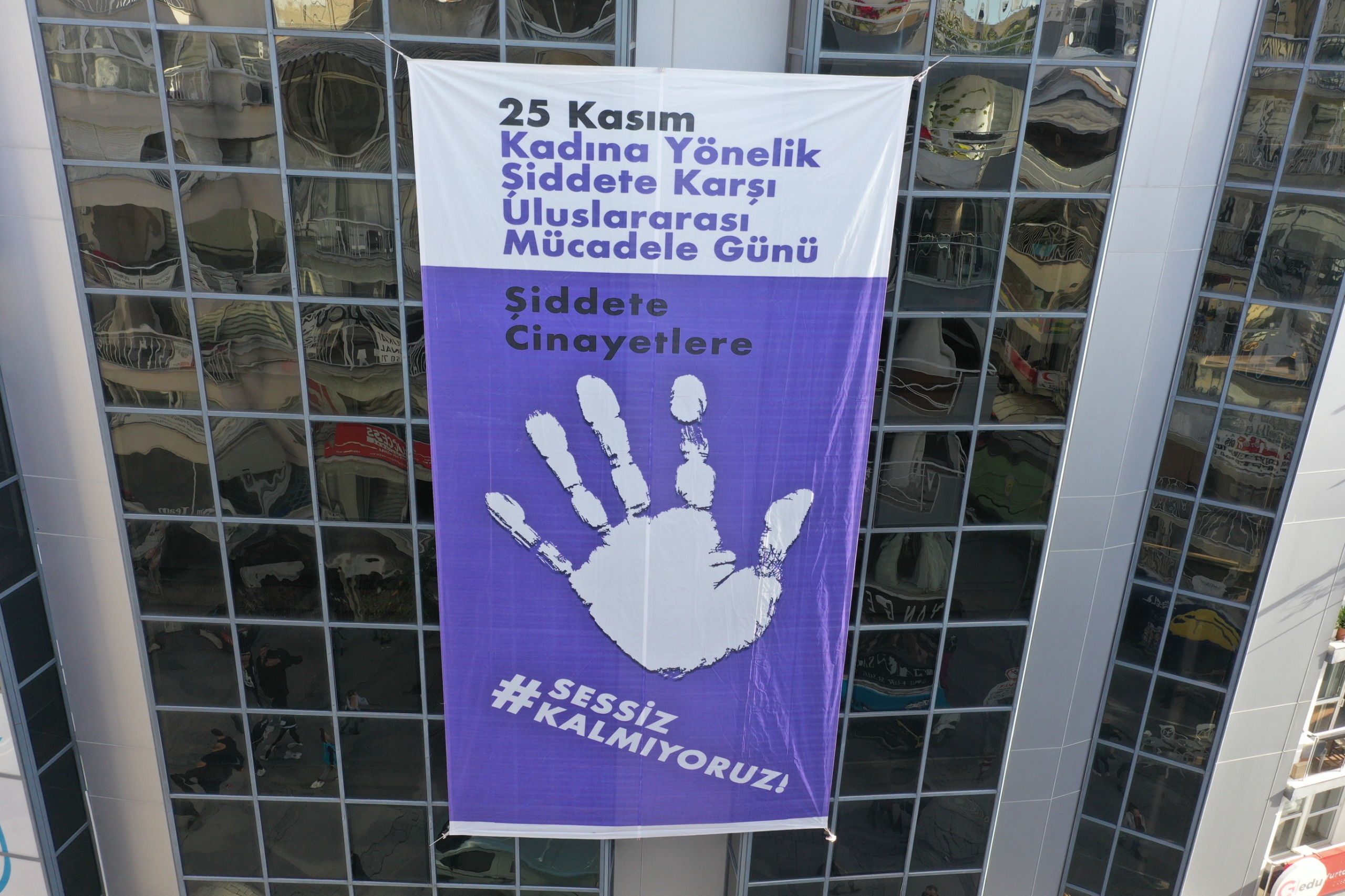 Konak’tan Şiddete Karşı Dev Afiş Sessiz Kalmıyoruz!  