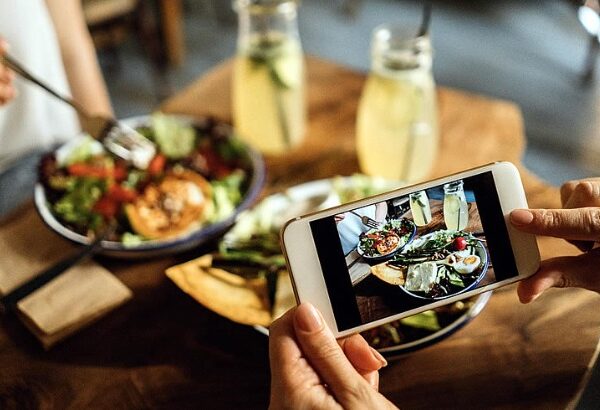 Günümüzde sosyal medyada yemek tariflerinin, mekân önerilerinin artması, televizyondaki yemek programları, internetten hızla verilen siparişler hedonik açlığı tetikliyor. Bu etkiyi azaltmak için kişinin kendisi başta önlemler almalıdır. 