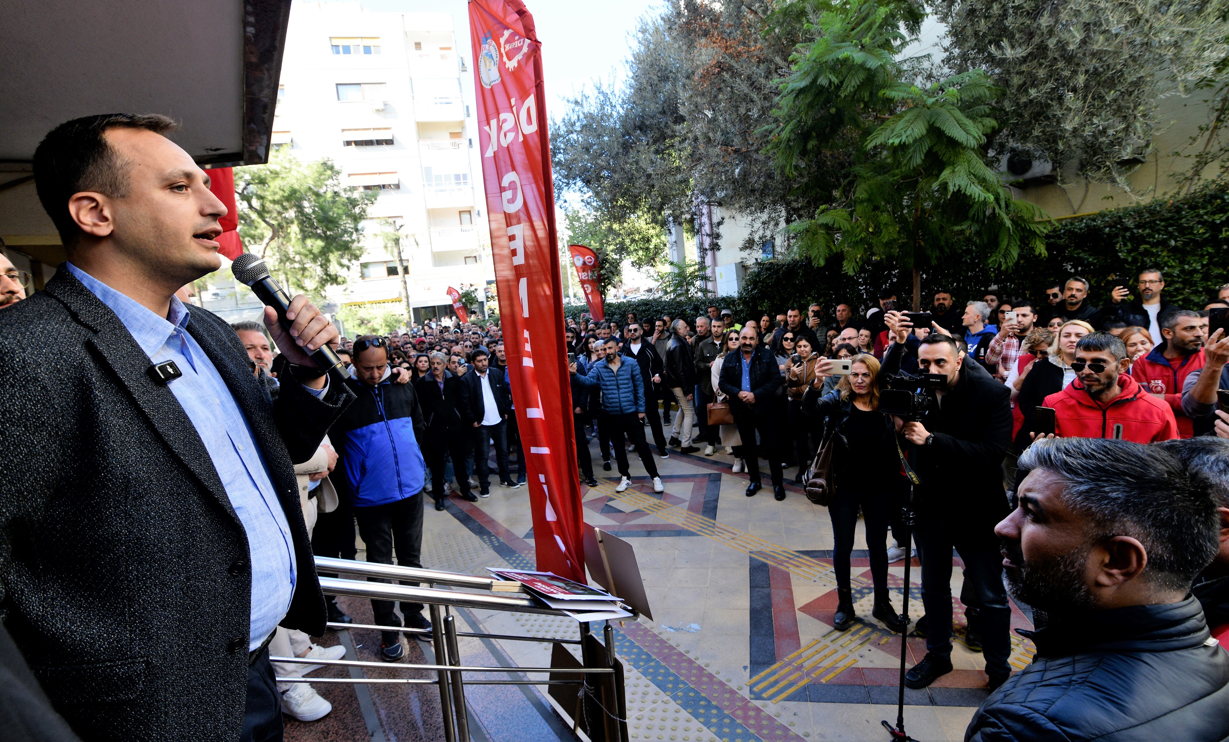 Hizmetlerden fedakârlık yapmak zorunda kalırız