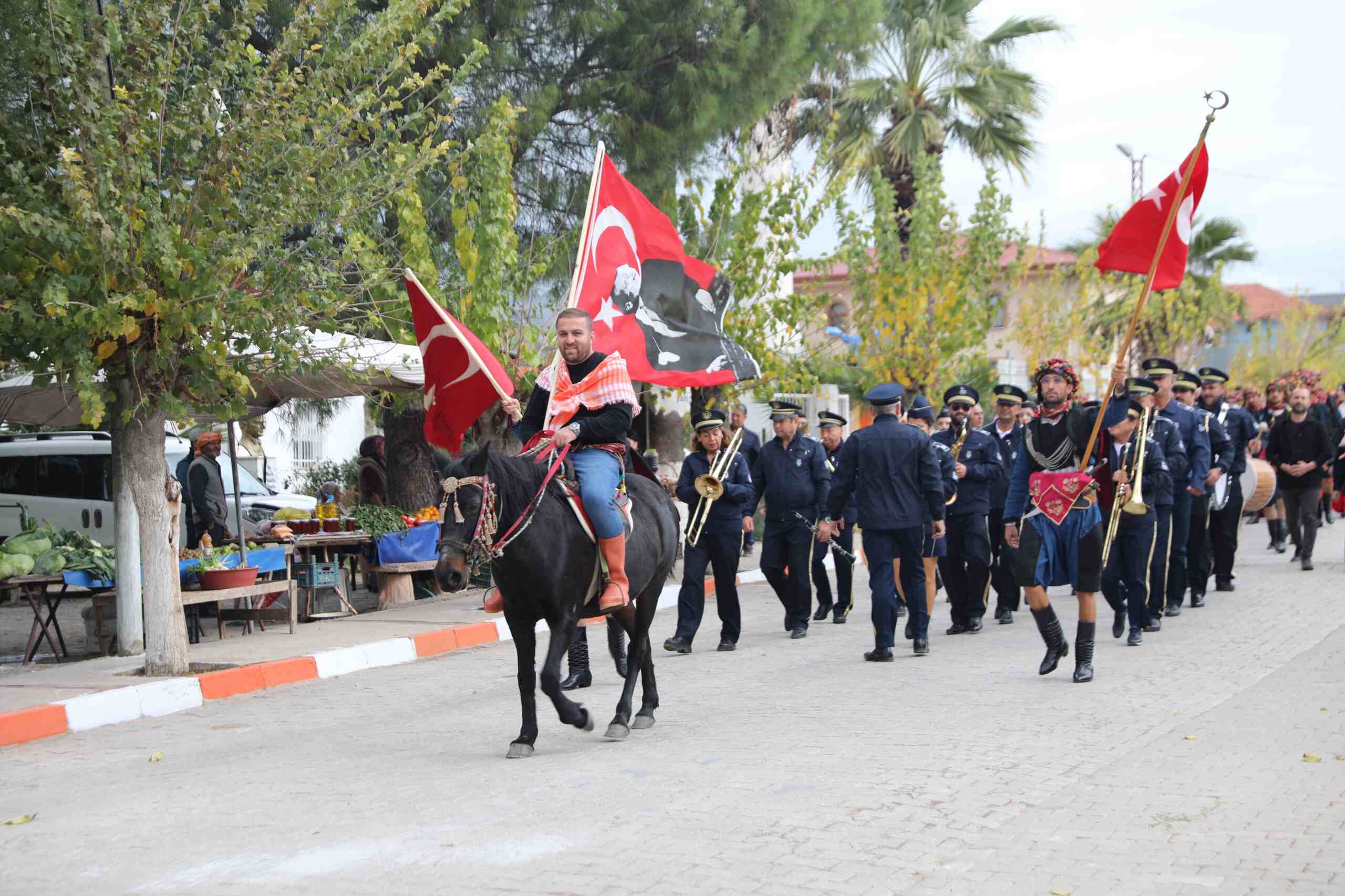 Renkli stantlar ve gösterilere yoğun ilgi