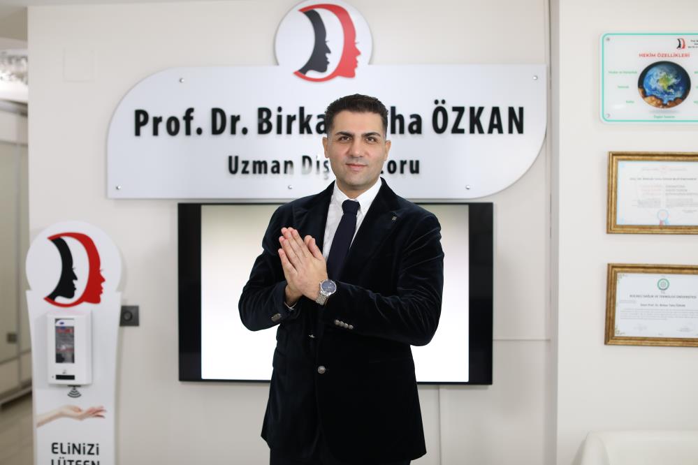 Ağız kokusunun kalıcı çözümünde diş hekimliği tedavilerinin 6 adımını detaylandıran Prof. Dr. Birkan Özkan, şöyle konuştu: