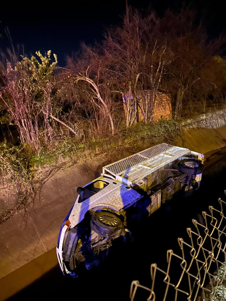 İhbar üzerine hızlı bir şekilde olay yerine ulaşan ekipler, araçtaki sürücüye dair herhangi bir iz bulamayınca, kurtarma işlemleri için çalışmalara odaklandı.