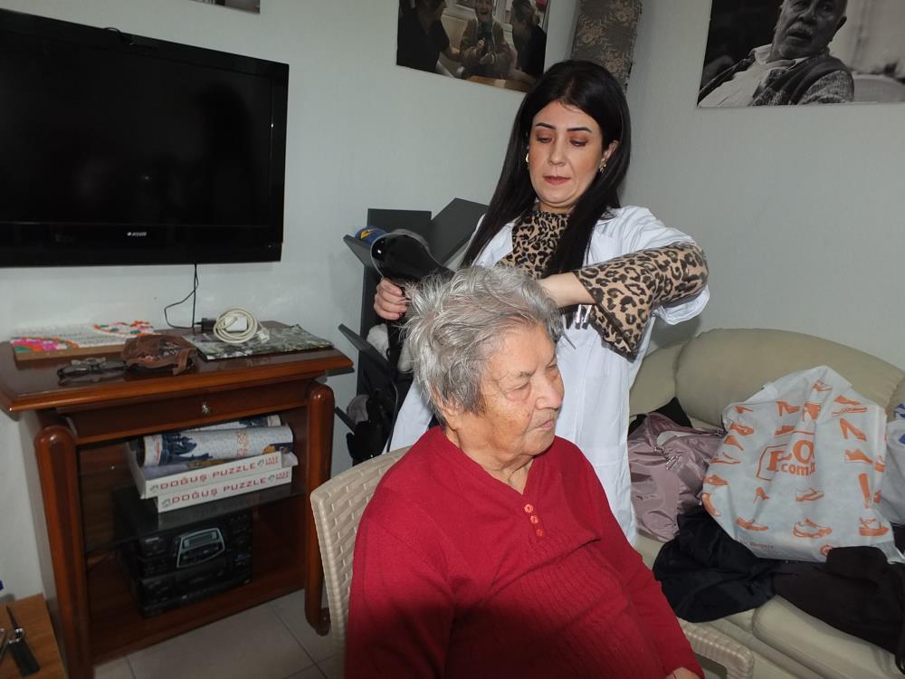 Huzurevi sakinlerine saç bakımı da yapıldı.