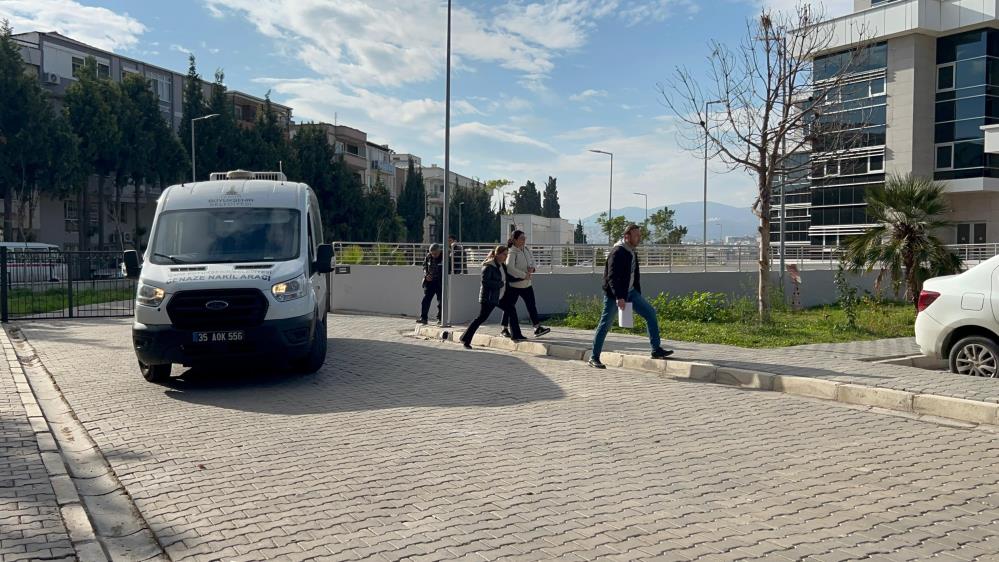 Genç kadının cansız bedeni Adli Tıp Kurumuna götürüldü. 