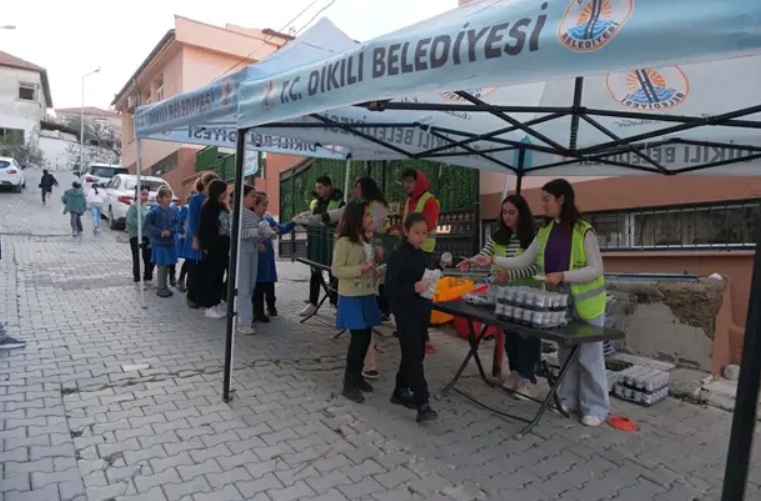 Ekipler öğrencilere simit ve ayran ikram etti.