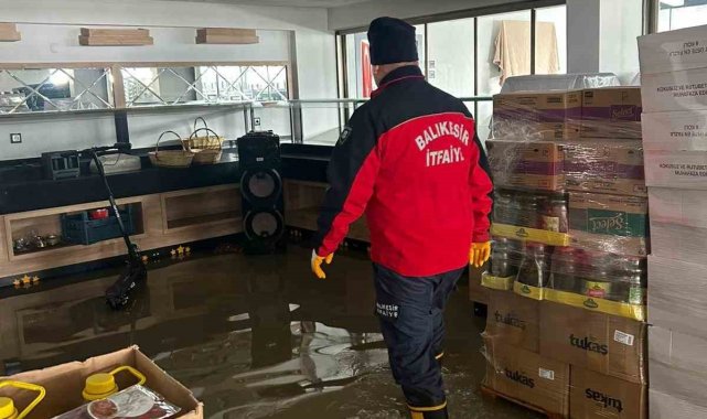 İtfaiye ekipleri, su tahliye çalışmalarını hızla başlattı