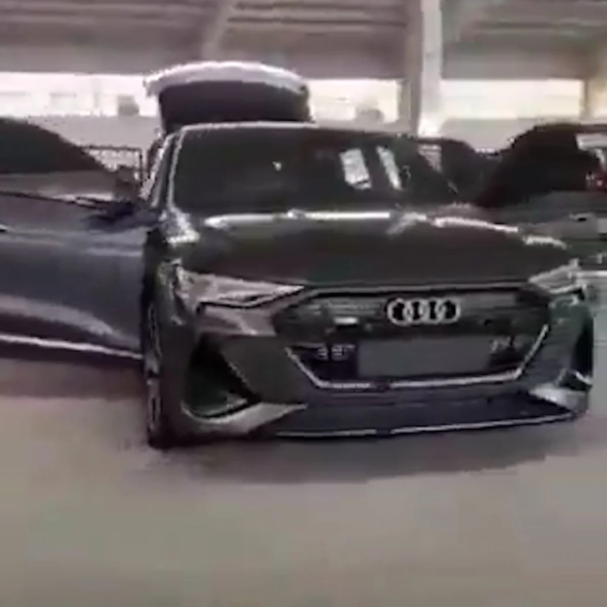 Bu araçlar, muhalif güçler tarafından el konularak halkın kullanımına açıldı. 