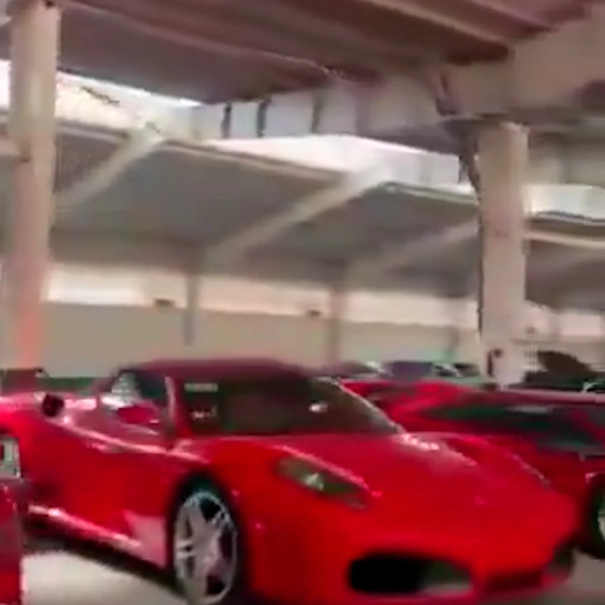 Esad’ın garajı lüks araçlarla dolu