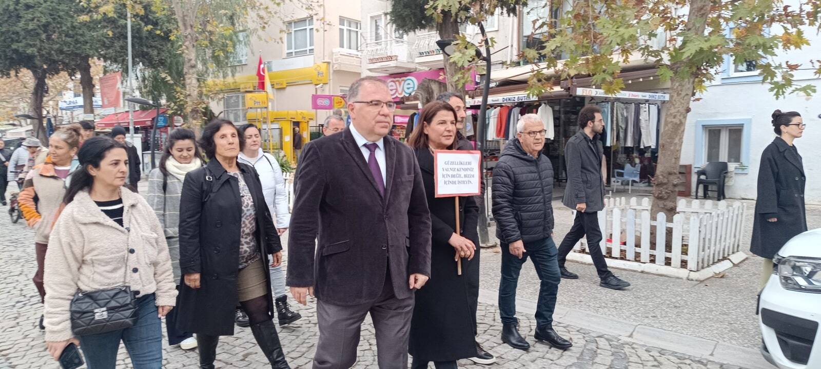 Pankartlar ve dövizlerle dolu yürüyüş