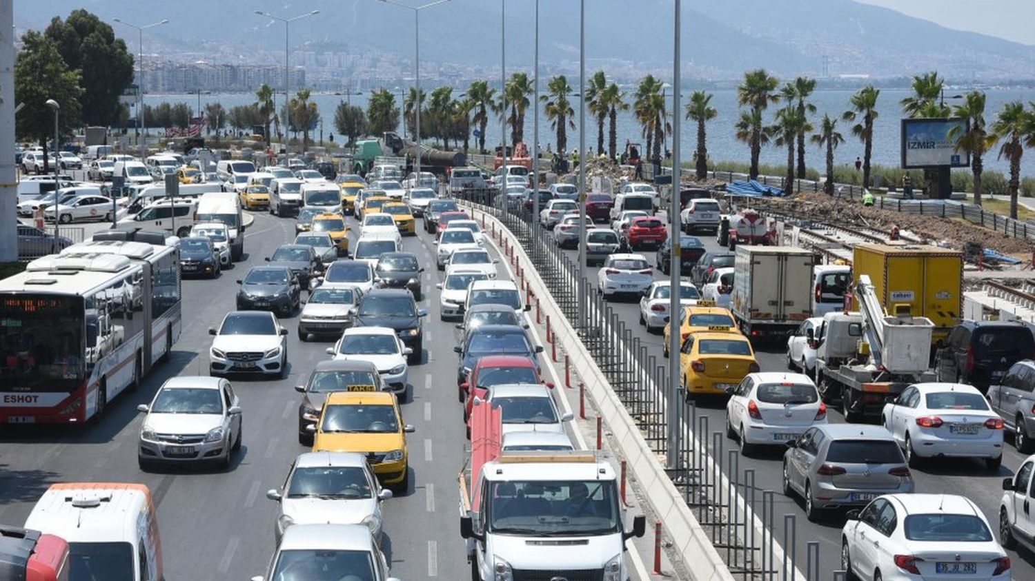 Hamza Dağ, konuşmasında İzmir'deki trafik sorununa değindi. 