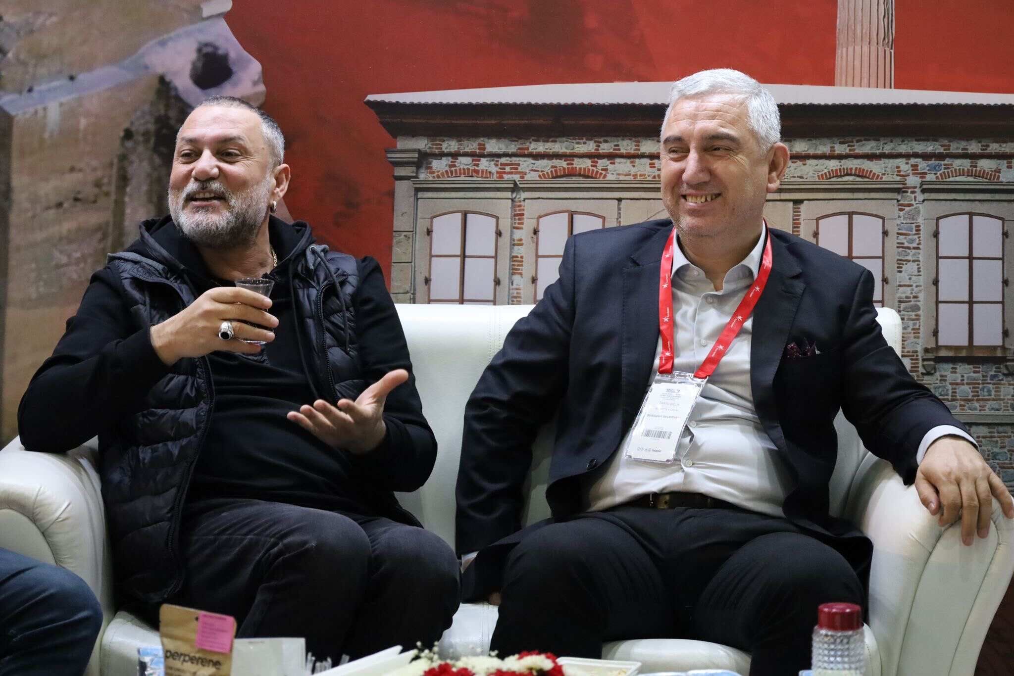 Standa renk kattılar