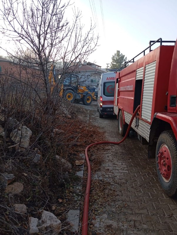 Isparta'nın Yalvaç ilçesi Kumdanlı köyündeki bir evde yaşanan elektrik arızası nedeniyle yangın çıktı. 