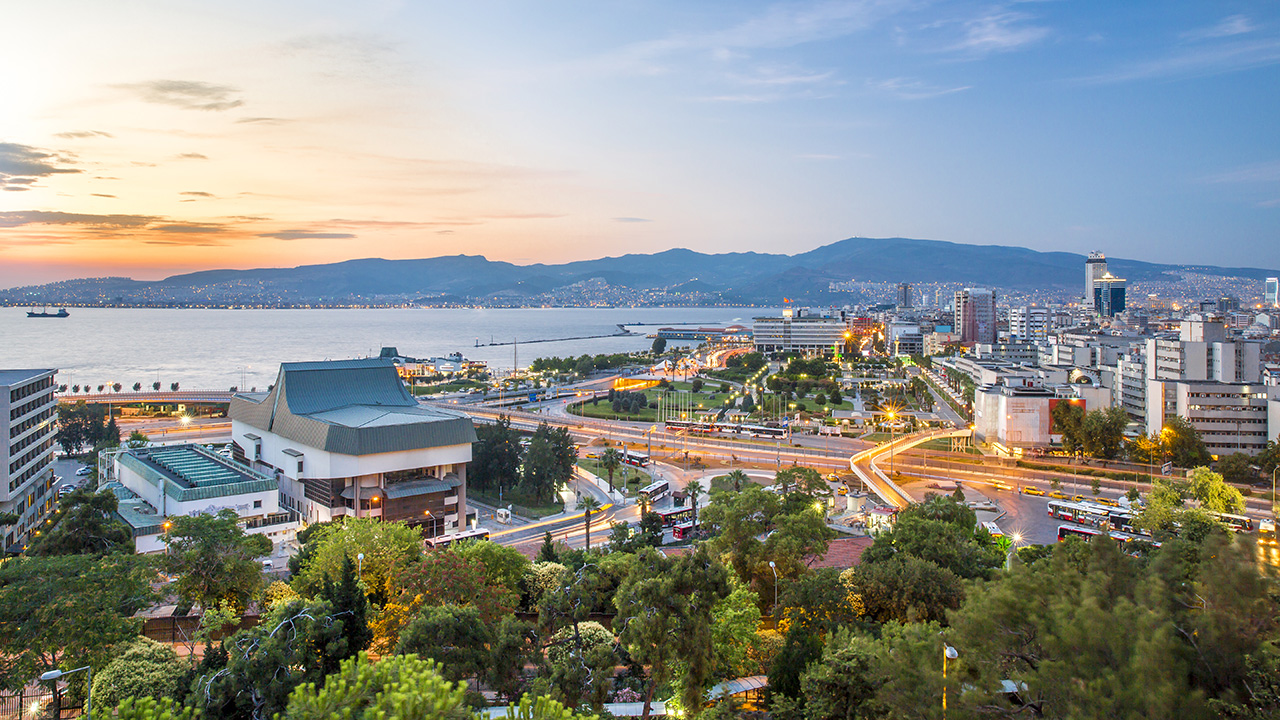 Izmir'de 132 bin 809 konut satışı oldu.