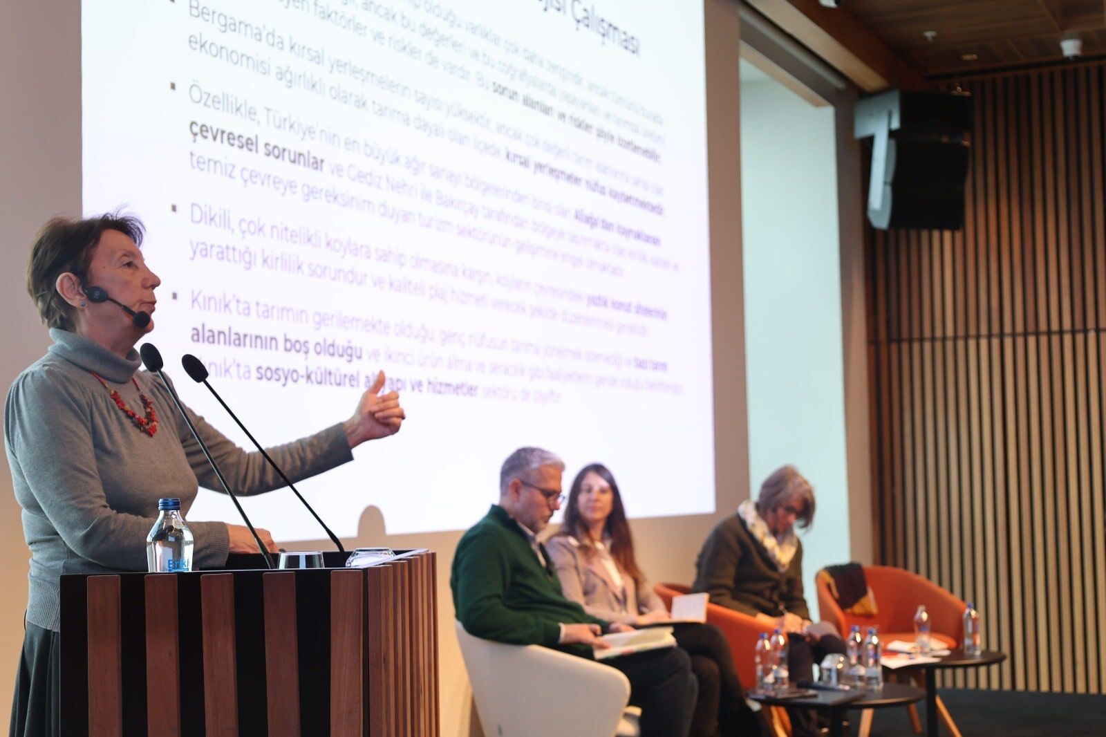 Topraklarımız kimyasallar ve hava kirliliği gibi nedenlerle kirlenmekte