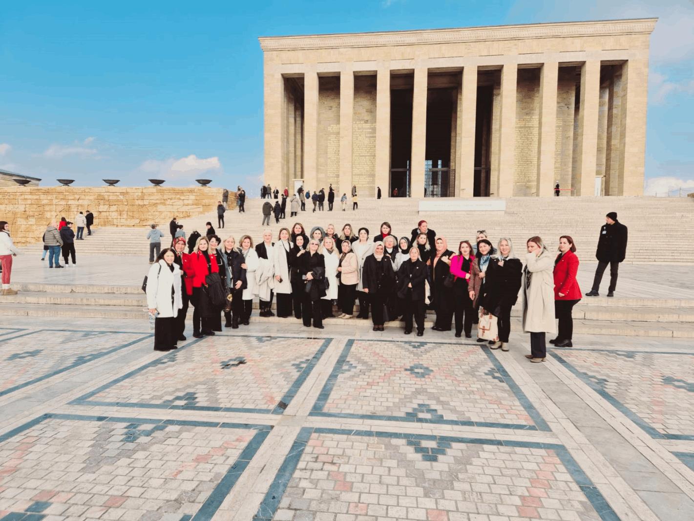 Kadınlar için daha fazla çalışmalı ve fırsat eşitliği yaratmalıyız