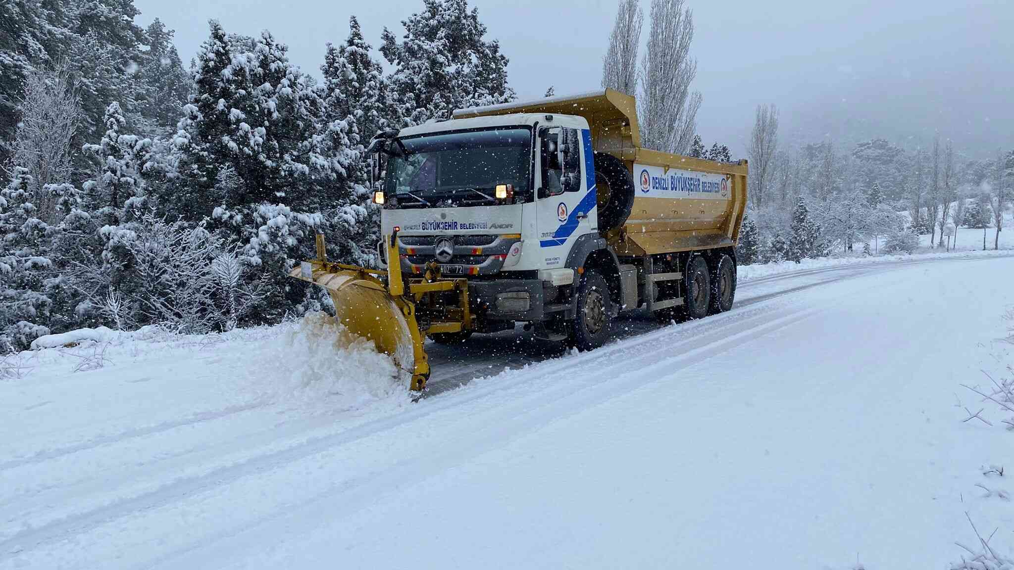 Kar küreme ve tuzlama çalışmaları yoğun şekilde devam etti