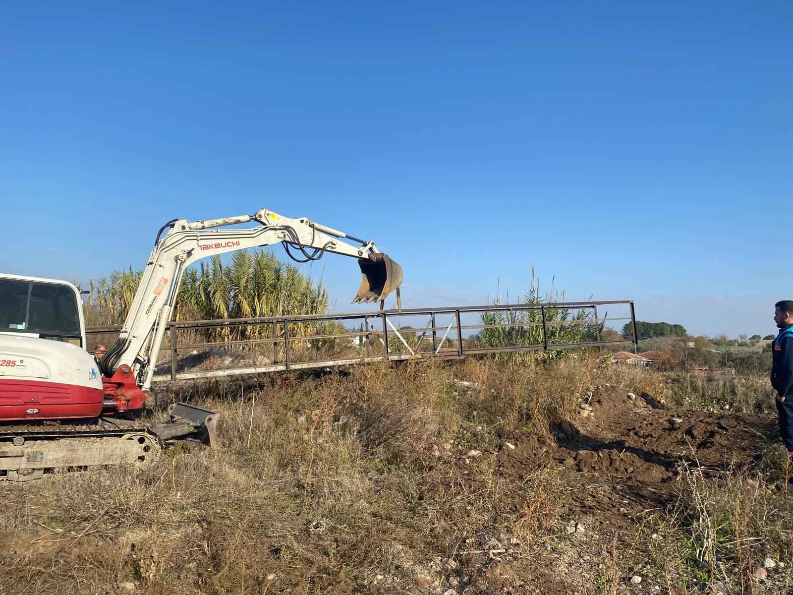 Rahatlıkla yeni yapılan köprüden geçeceğiz