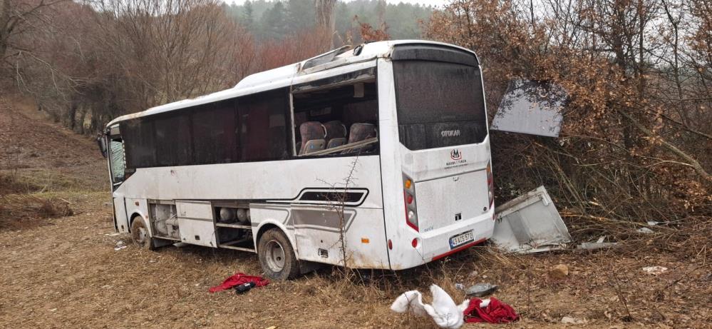 Servis aracı yoldan çıkıp şarampole yuvarlandı