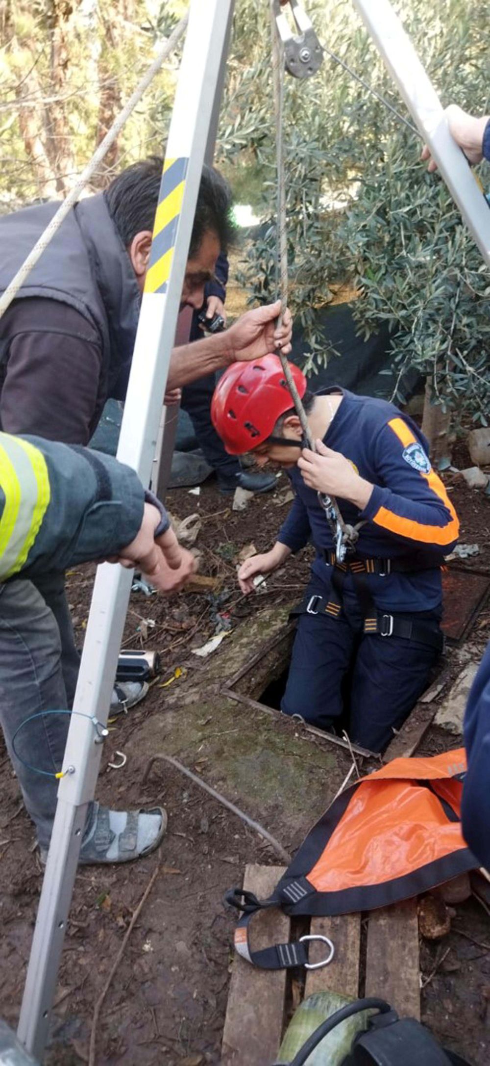 Ekipler kuyuya inip yaralı adamı kurtardı. 