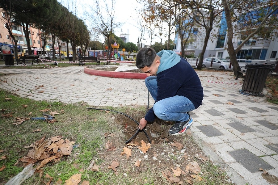 Parkın elektrik tesisatı yenilendi