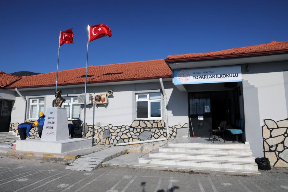 Köyceğiz Toparlar İlkokulu’nda Atatürk büstü yenilendi.