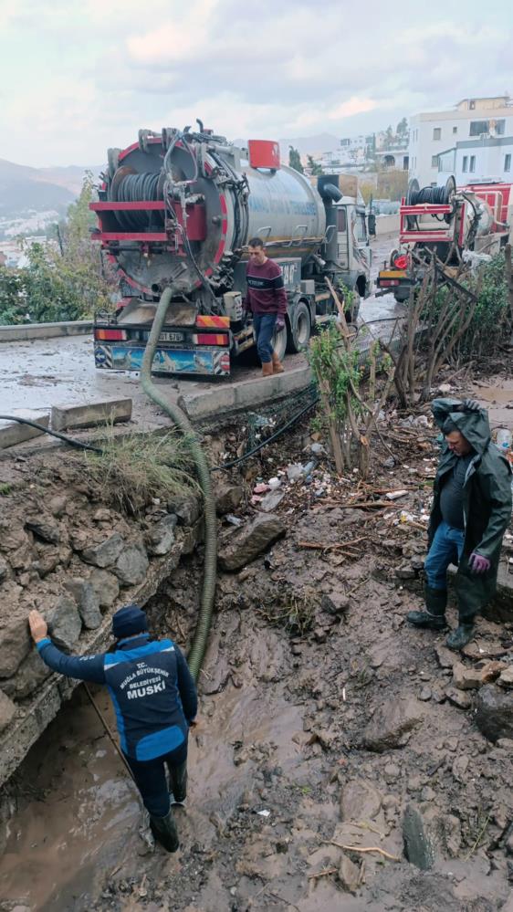 Tüm bu olumsuzlukları ortadan kaldırmak için harekete geçen ekipler, İl genelinde çalışma yürütüyor.
