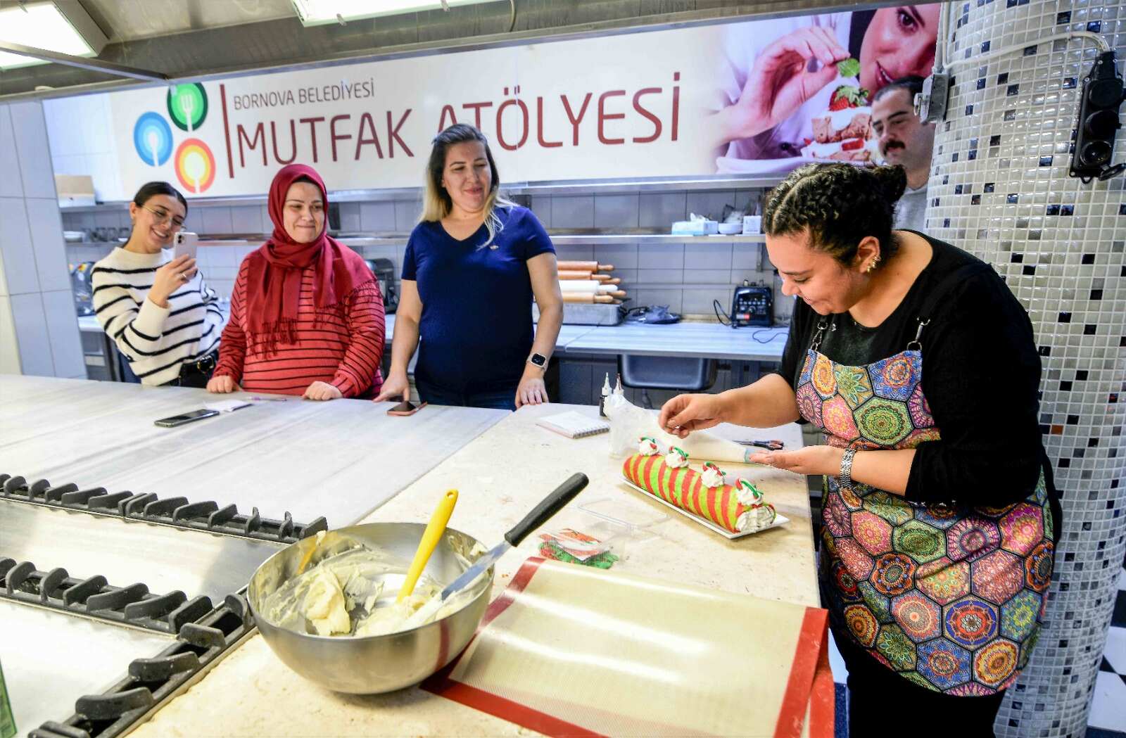 Üretmenin ve paylaşmanın mutluluğunu yaşatıyoruz