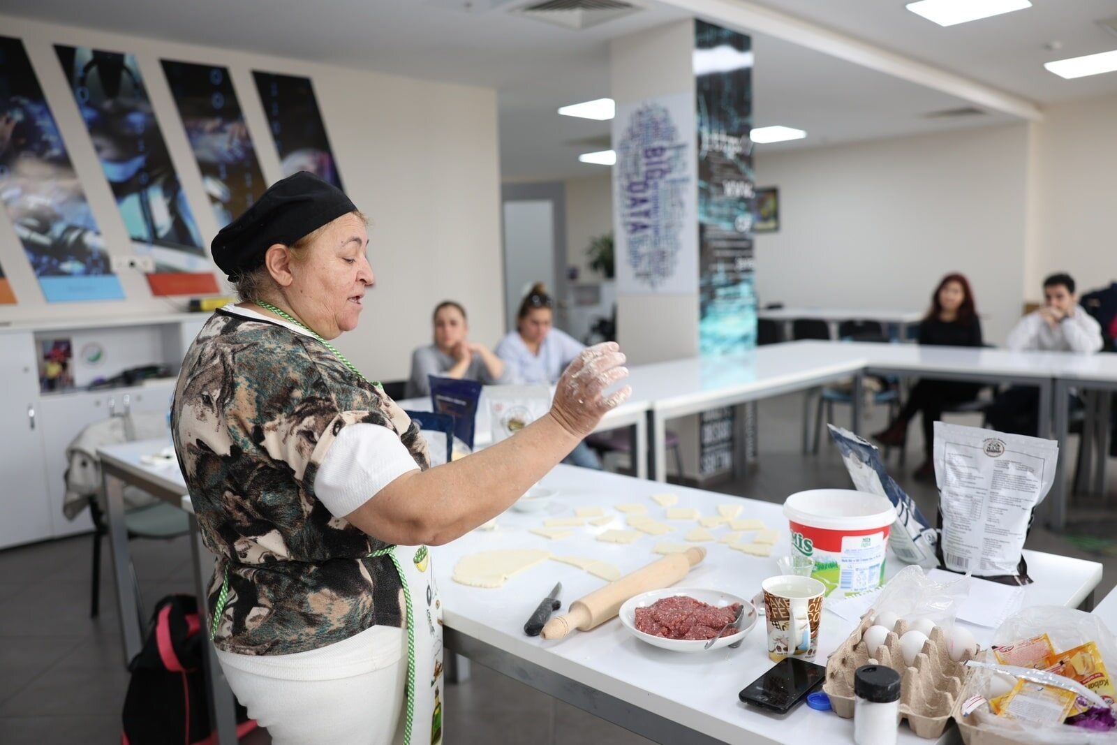 Normal gıdaların 3-4 katı fiyata satın alıyorlar