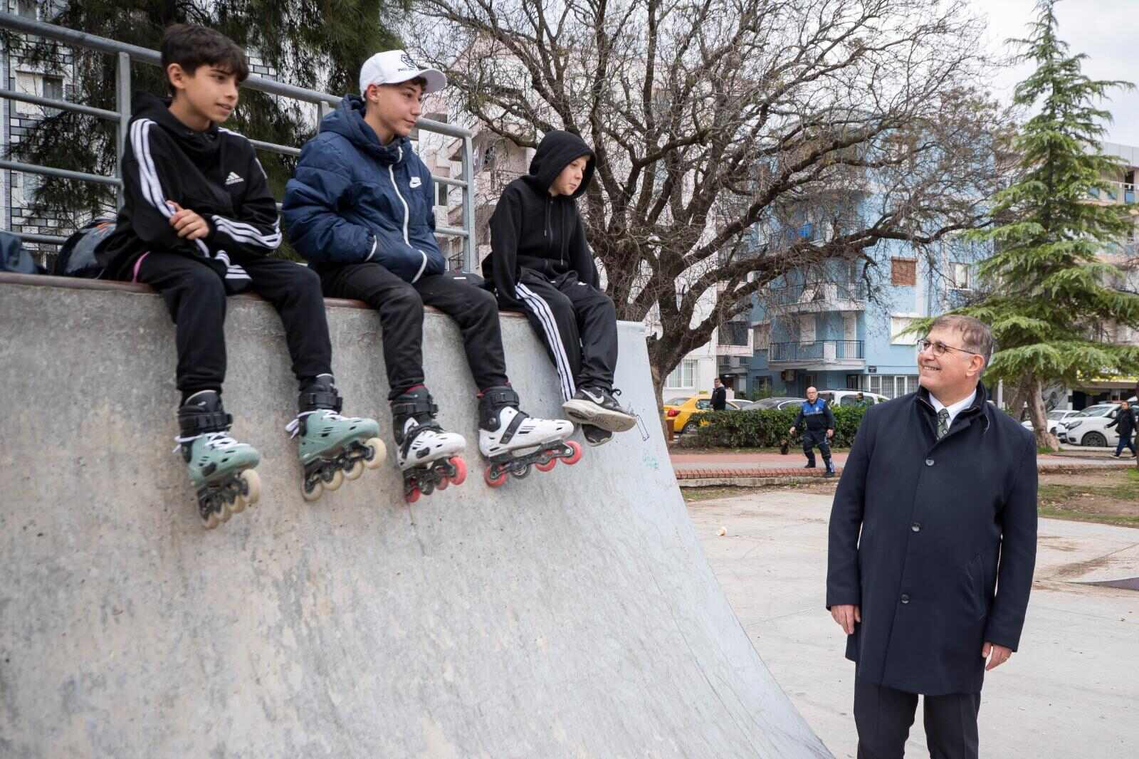 Gençlerden paten gösterisiyle teşekkür