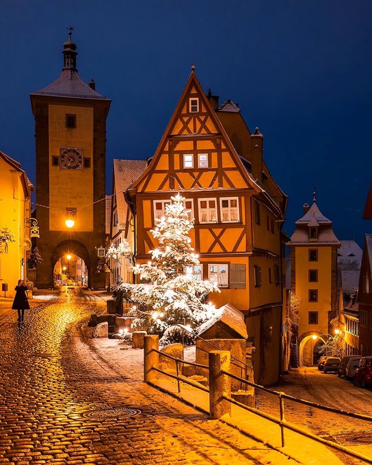 9. Rothenburg, Almanya: Ortaçağ Kasabasında Noel Büyüsü