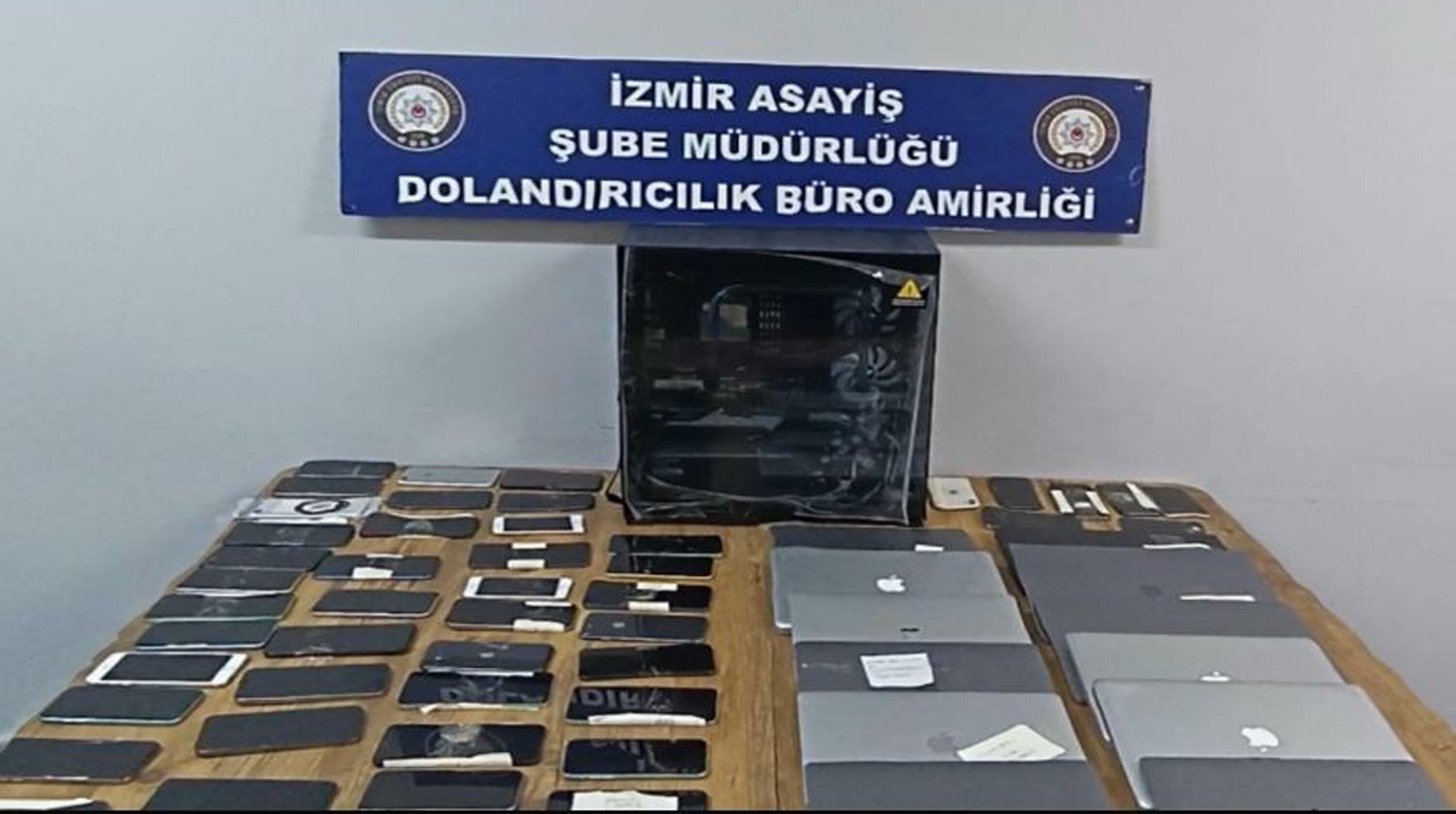 Aramalarda çok sayıda telefon, bilgisayar, telefon hattı ve dijital materyal el geçirildi.