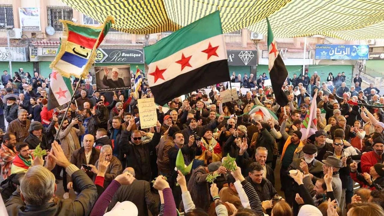 Devlet kurumları muhaliflerin kontrolüne geçti