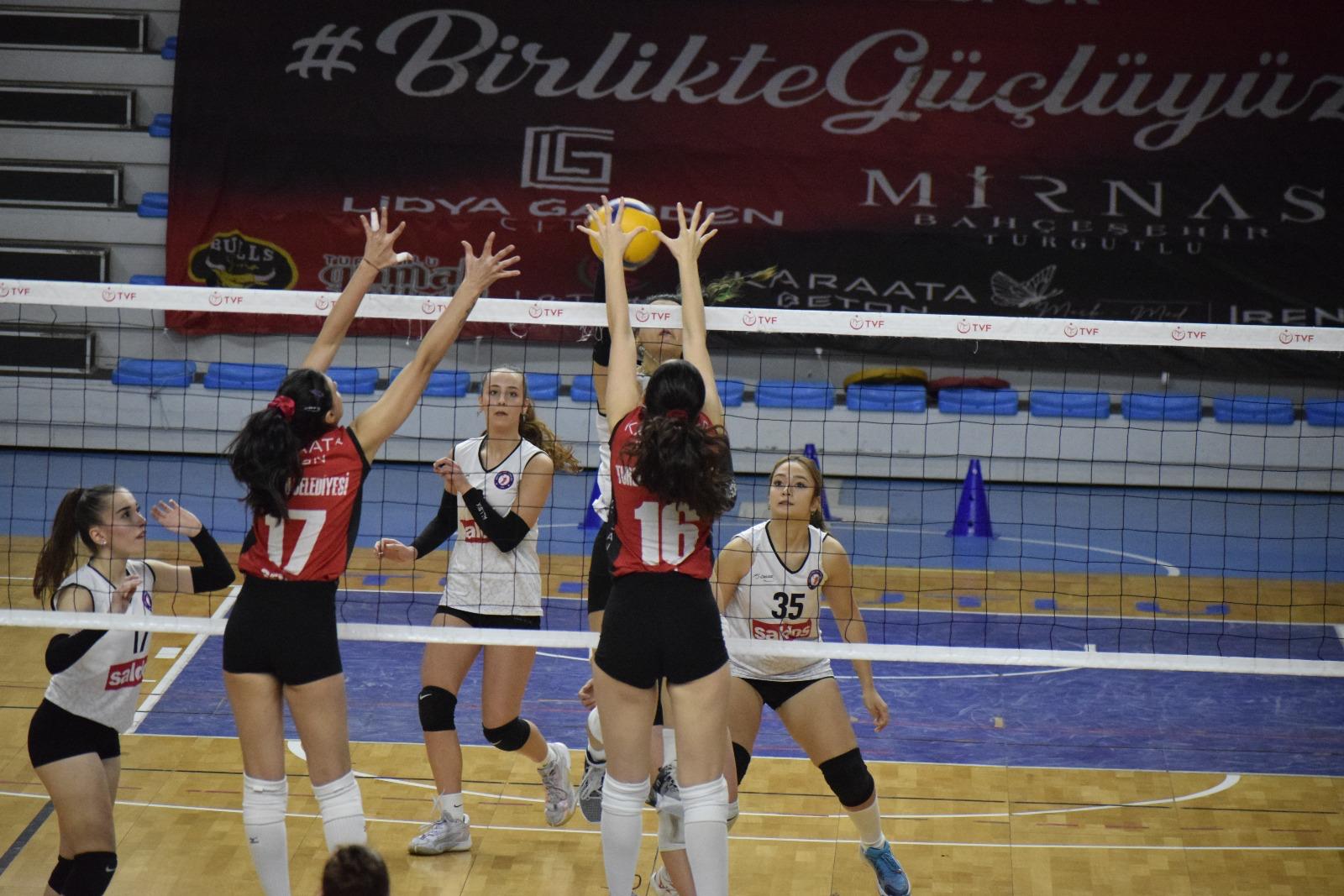 Kadın Voleybol Takımı’ndan nefes kesen galibiyet