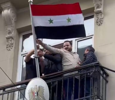 Esad yönetimine ait bayrak indirildi