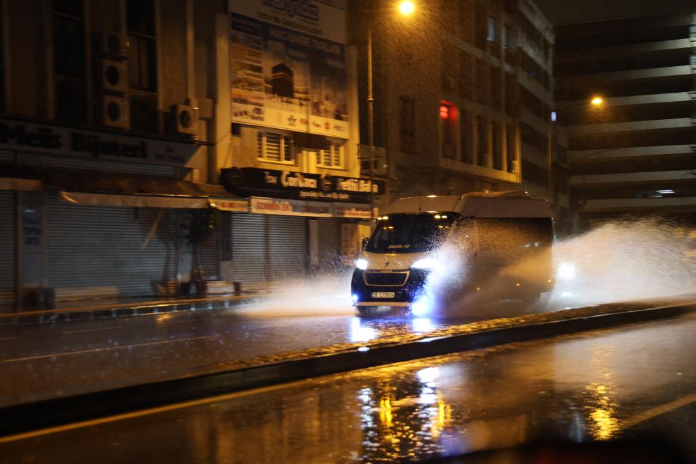 Gökyüzü Şimşeklerle Aydınlandı