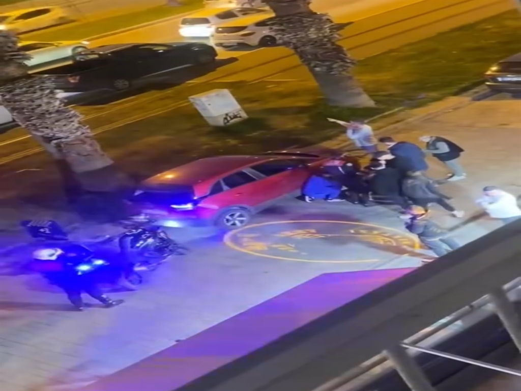 İzmir'in Karşıyaka ilçesine bağlı Bostanlı Mahallesi'nde dün akşam saatlerinde yaşanan bıçaklı saldırı, büyük yankı uyandırdı. İddiaya göre, Ö.H. adlı bir kişi, yan bakma nedeniyle tartıştığı grup tarafından sırtından bıçaklandı. Olayın ardından çevredeki