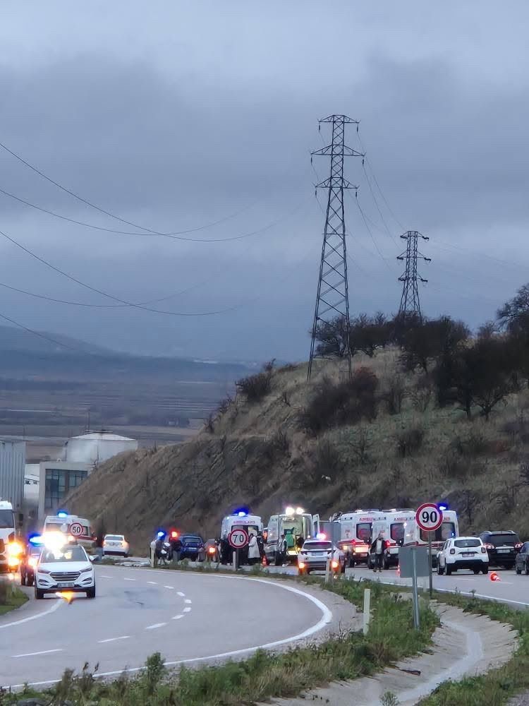 Gönen'de servis kazası: 4'ü ağır 26 yaralı-3