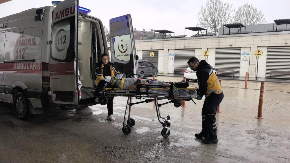 Park halindeki tıra çarpan minibüsteki 3 kişi yaralandı-1