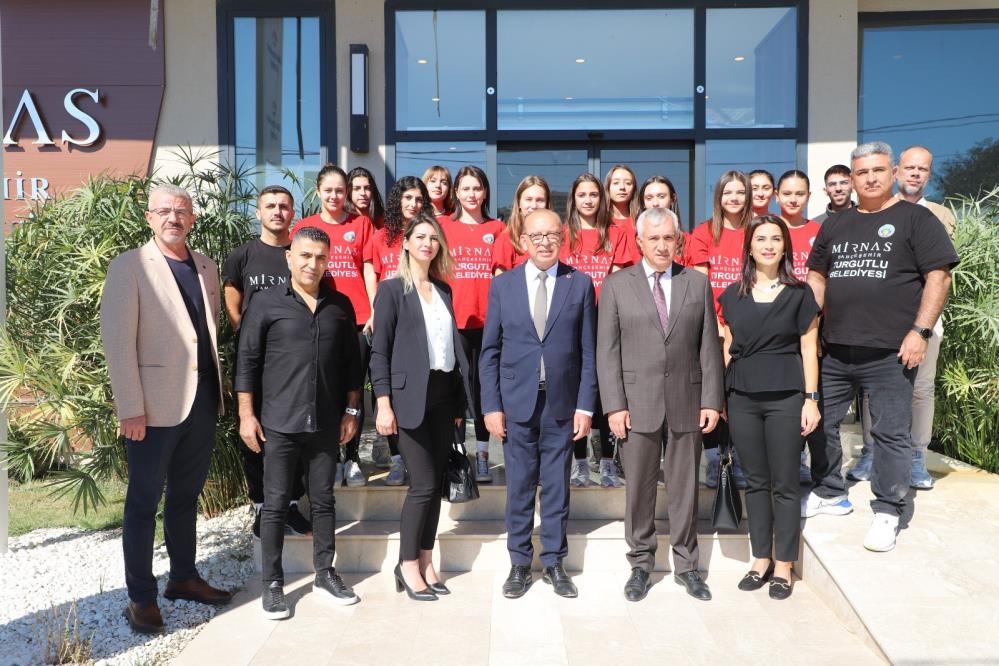 Turgutlu Belediyesi kadın voleybol takımı sezonu tamamladı-1