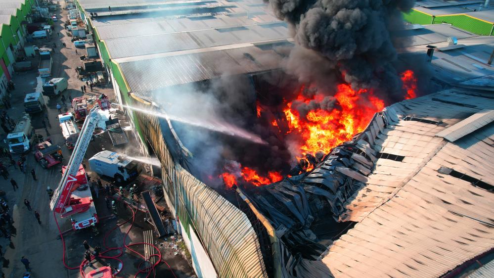 Yangında can kaybı yok, mal kaybı yaşanıyor