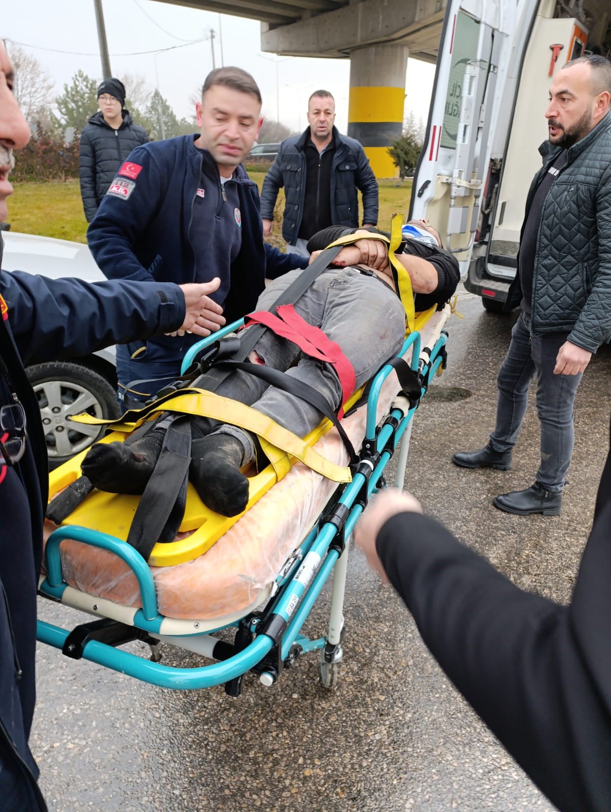 Kazanın ardından yaralanan şoför ambulansla hastaneye kaldırıldı.