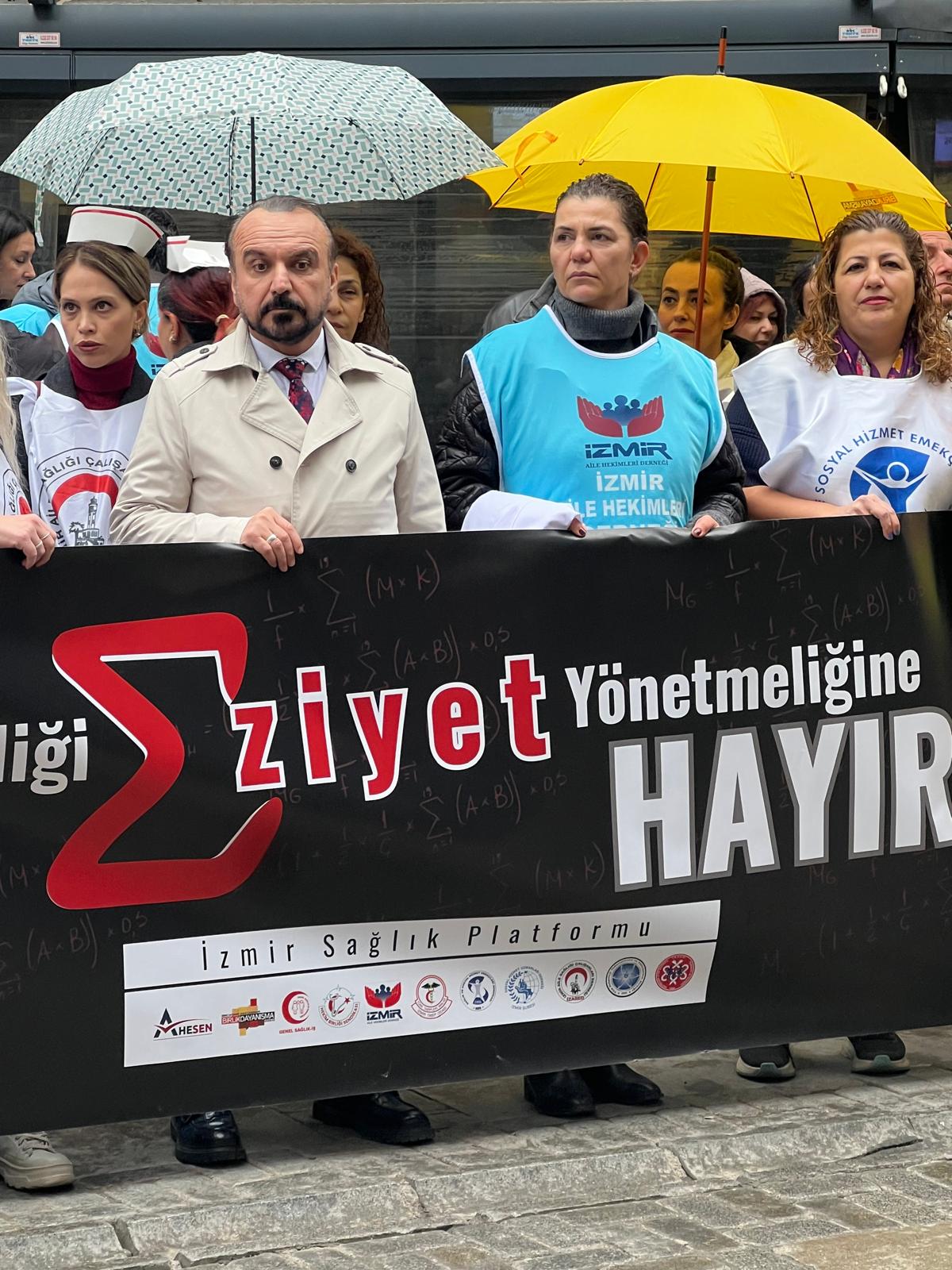 Ai̇le Heki̇mleri̇nden İki̇ Daki̇kalik Muayene Protestosu (3)